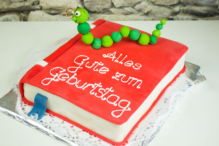 Buchtorte | Bücherwurm | Motivtorte | Nusstorte | Conny's Küchlein