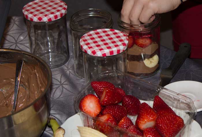Kuchen im Glas Gläser befüllen