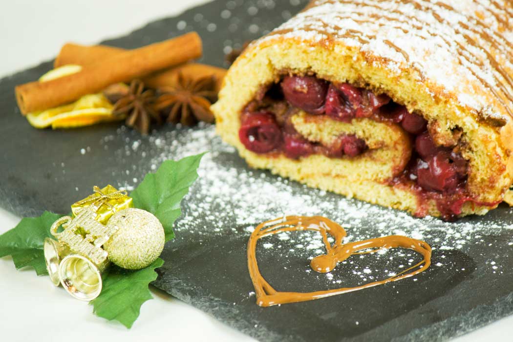 Spekulatiusroulade mit Nougat-Weichselfüllung | Biskuitroulade Weihnachtsrezept | Conny's Küchlein