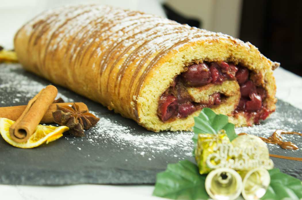 Spekulatiusroulade mit Nougat-Weichselfüllung | Biskuitroulade | Conny's Küchlein