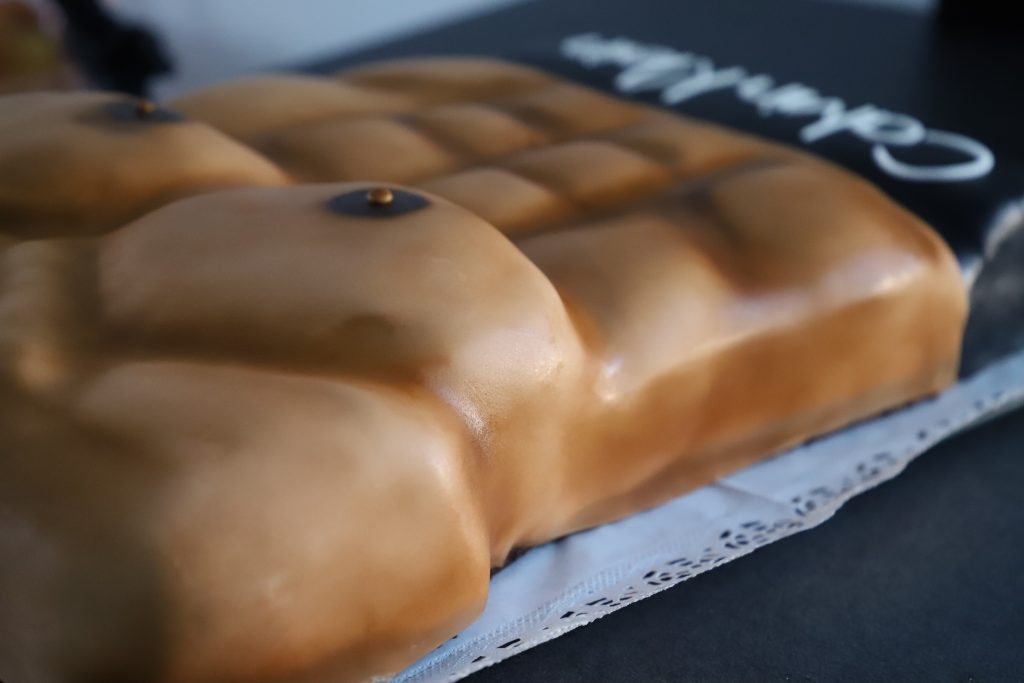 Sixpack_Oberkörper-Torte_Connys-Küchlein