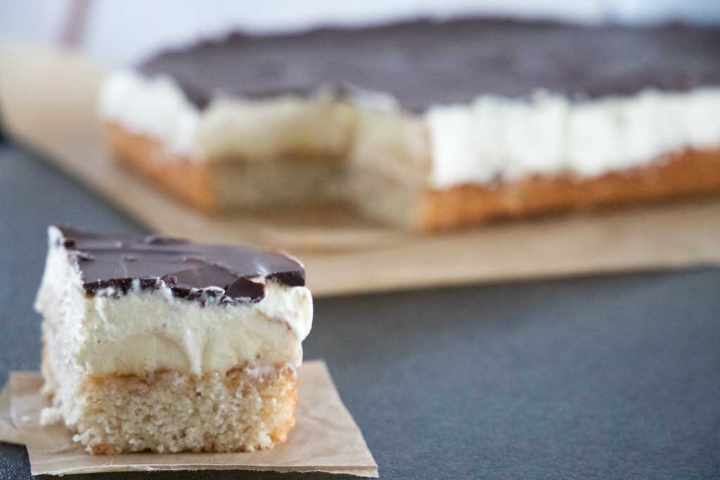 Bananenschnitte_vegan_plantbased_bananasplitcake_Connys-Küchlein