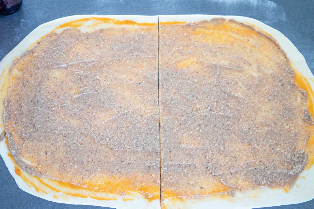 Germteig mit Marmelade und Nussfülle bestreichen
