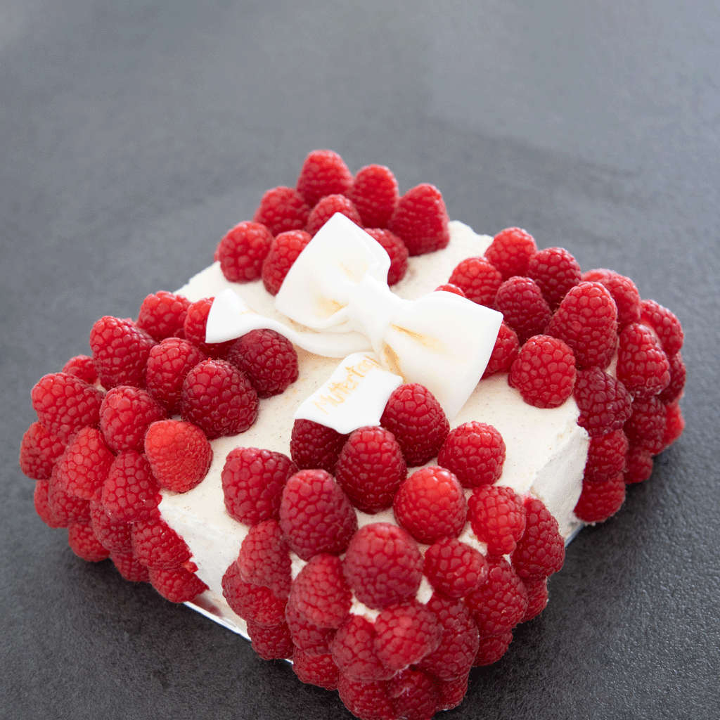 Muttertagstorte-Himbeeren-Geschenk_Connys-Küchlein